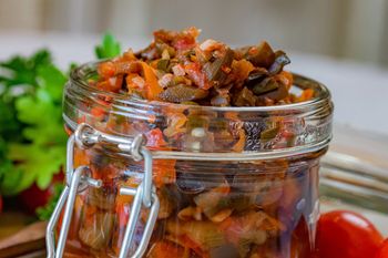 Widzisz dorodne oberżyny na straganie? Zrób z nich pyszną sałatkę do słoików