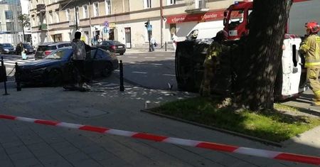 Nie zauważył, że sygnalizacja działa w trybie żółtym pulsacyjnym. Zderzył się z dwoma autami
