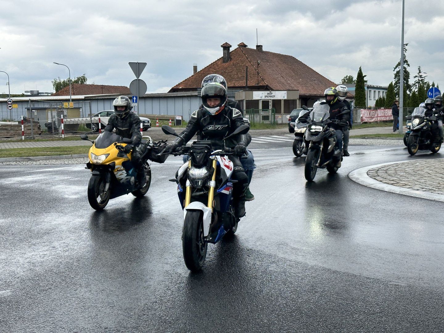 Wielkie rozpoczęcie sezonu motocyklowego w Środzie Wielkopolskiej. Parada motocykli ulicami miasta rozpoczęła wydarzenie [film, zdjęcia]
