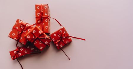 Jak zaskoczyć prezentem? 5 pomysłów, które naprawdę działają