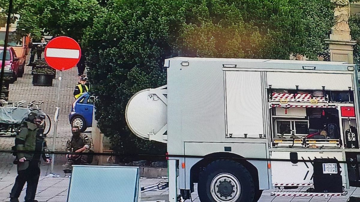 Ewakuacja na Krakowskim Przedmieściu. "Sytuacja jest bardzo poważna"