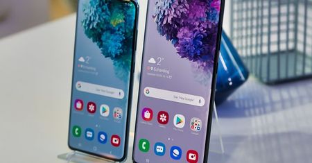 Samsung Galaxy S20 ma problemy z trybem ciemnym. Wina leży jednak po stronie Google