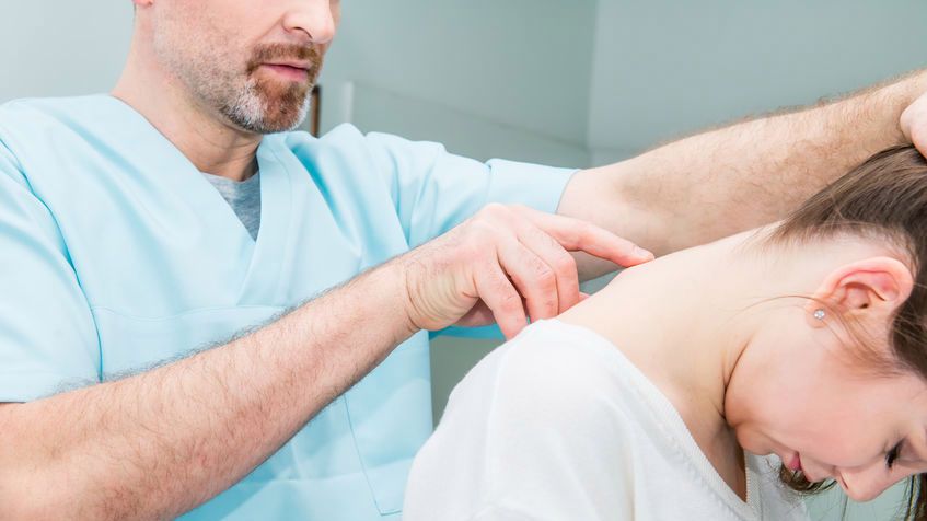 Zapalenie nerwu przedsionkowego to ostra choroba, która powoduje zaburzenia w poczuciu równowagi oraz napadowe zawroty głowy