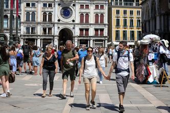 Opłaty i zniechęcające reklamy. Tak miasta walczą z "uciążliwymi turystami"