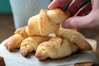 Szybkie rogaliki ze starego przepisu babci. Listkują jak półfrancuskie