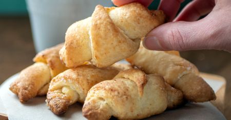 Szybkie rogaliki ze starego przepisu babci. Listkują jak półfrancuskie
