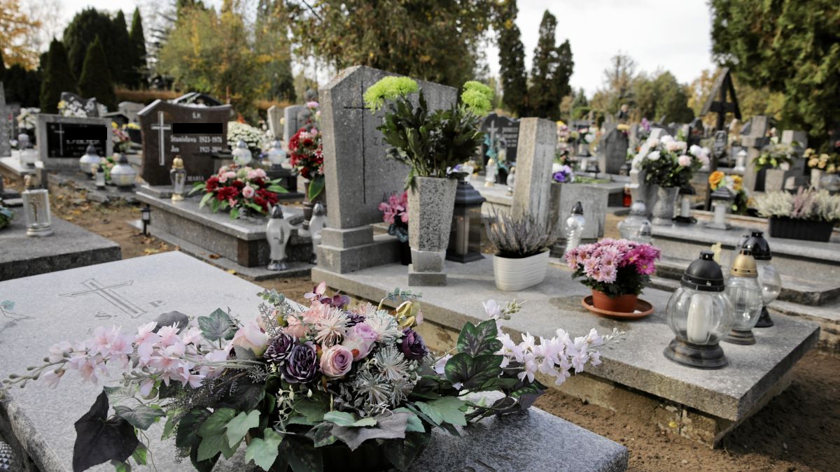 Kobieta twierdzi, że z cmentarza zniknęła ławka