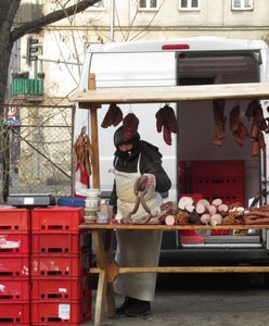 Kupili na targu galeretkę. Jedna osoba nie żyje. Jest alert RCB