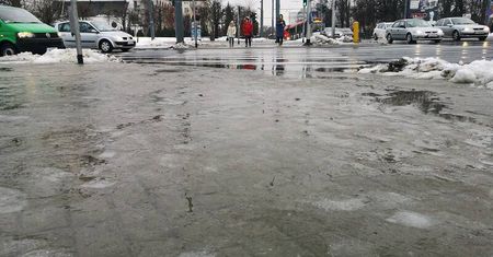 Lublin: Odwilż zmieniła chodniki w lodowisko. Można łatwo złamać nogę