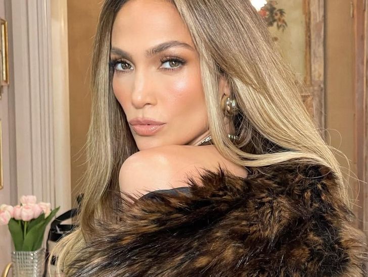 JLo cała w koronkach. Lansuje zmysłowy trend