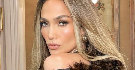 JLo cała w koronkach. Lansuje zmysłowy trend