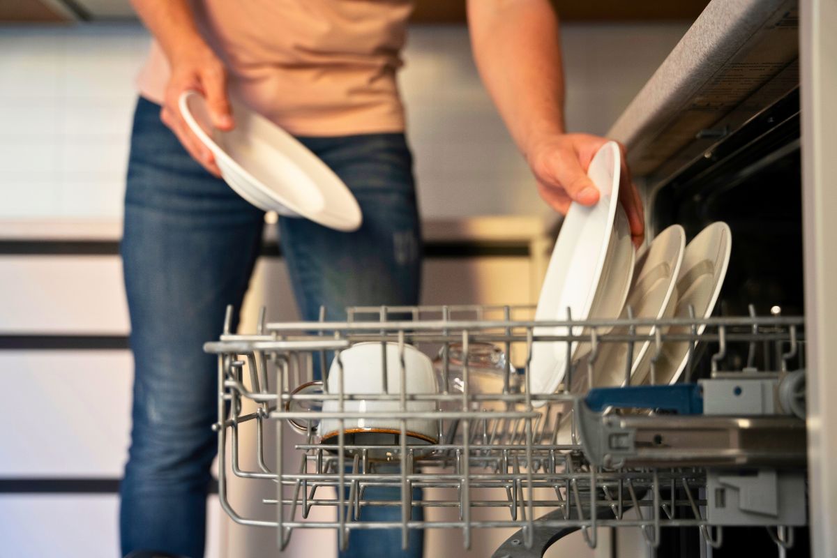 The dishwasher with the addition of this agent will quickly wash the dishes.