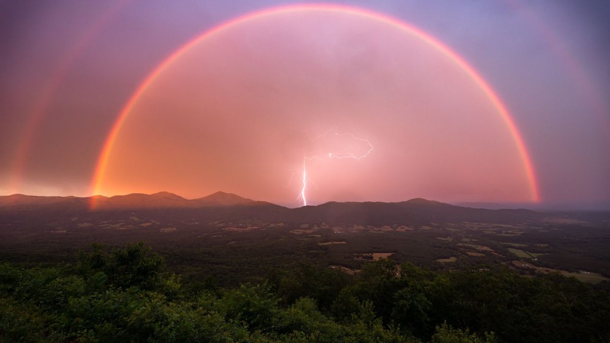 Co za piorunujące ujęcie. Fotograf uchwycił błyskawicę pod podwójną tęczą 1