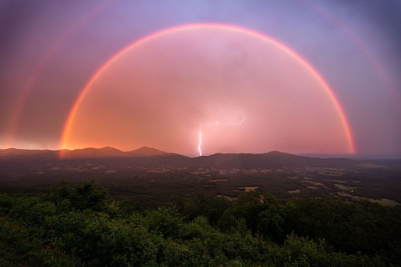 Co za piorunujące ujęcie. Fotograf uchwycił błyskawicę pod podwójną tęczą