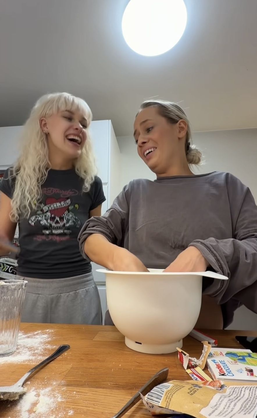 Helena Englert i Magdalena Tarnowska robią ciasteczka