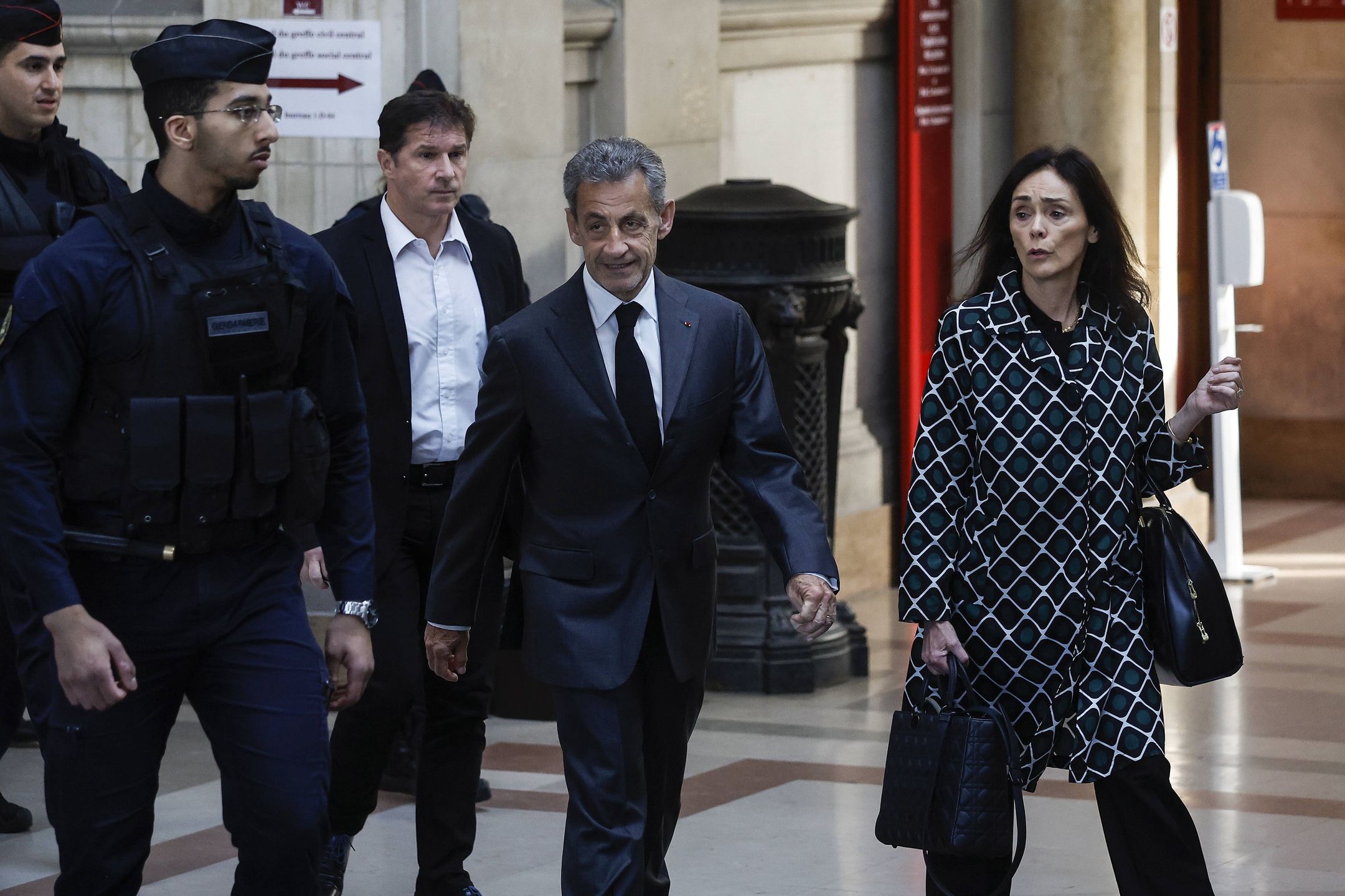 Nicolas Sarkozy appears at the court of appeal in Paris
epa10633219 Former French President Nicolas Sarkozy (C) arrives at the courthouse in Paris, France, 17 May 2023. French court of appeals is expected to issue a verdict after lower court in 2021 found Sarkozy guilty of trying to bribe a judge after leaving office, and of peddling influence in exchange for confidential information about an investigation into his 2007 presidential campaign finances.  EPA/YOAN VALAT 
Dostawca: PAP/EPA.
YOAN VALAT