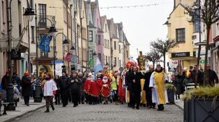 Głogów: Ulicami starówki przeszedł Orszak Świętego Mikołaja. Maszerowali dorośli i dzieci