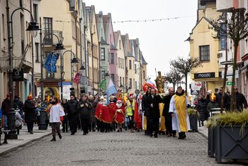 Głogów: Ulicami starówki przeszedł Orszak Świętego Mikołaja. Maszerowali dorośli i dzieci