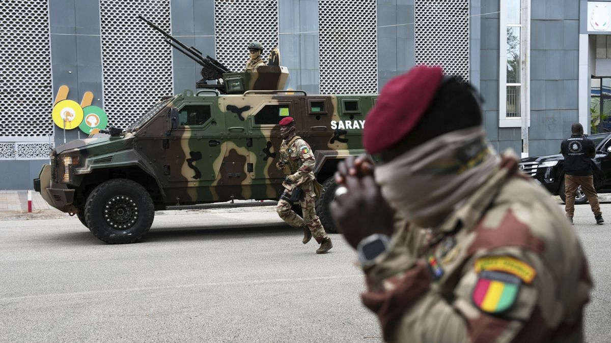 Referendum konstytucyjne w Gwinei
Guinean soldiers secure the area outside a polling station before Gen. Mamadi Doumbouya arrives to cast his vote in the constitutional referendum, in Conakry, Guinea, Sunday, Sept. 21, 2025. (AP Photo/Misper Apawu)
Misper Apawu