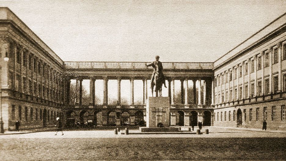 Tak wyglądał Pałac Saski w 1930 roku. Przetrwał jedynie fragment arkad z Grobem Nieznanego Żołnierz
