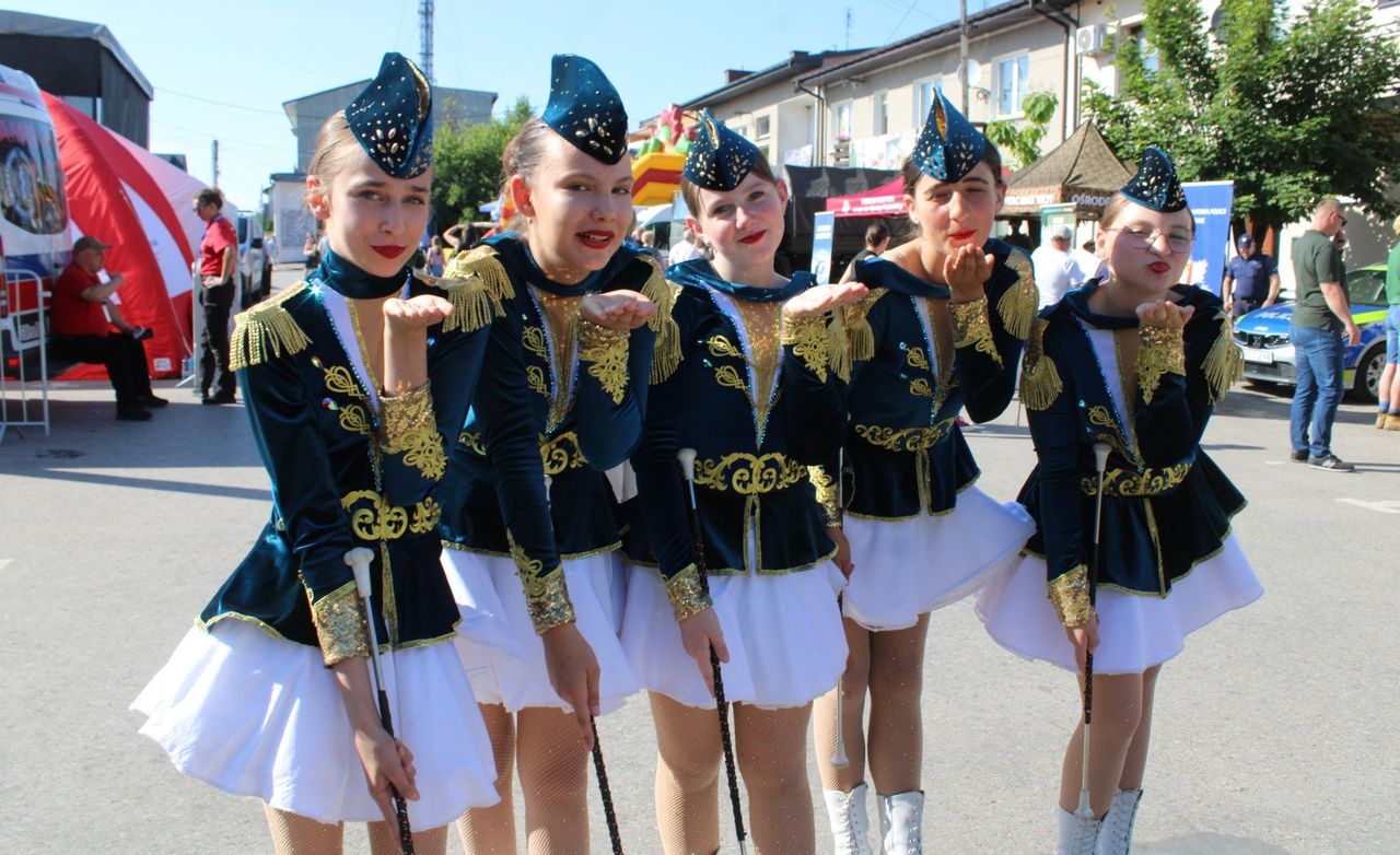 Widowisko muzyczne, taneczne z wojskiem i mażoretkami. Międzynarodowy Festiwal Orkiestr Dętych w Skale. Od lat podziwiają go tłumy widzów
