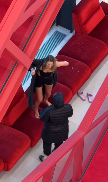 Joanna Moro ogrzewa się po morsowaniu 