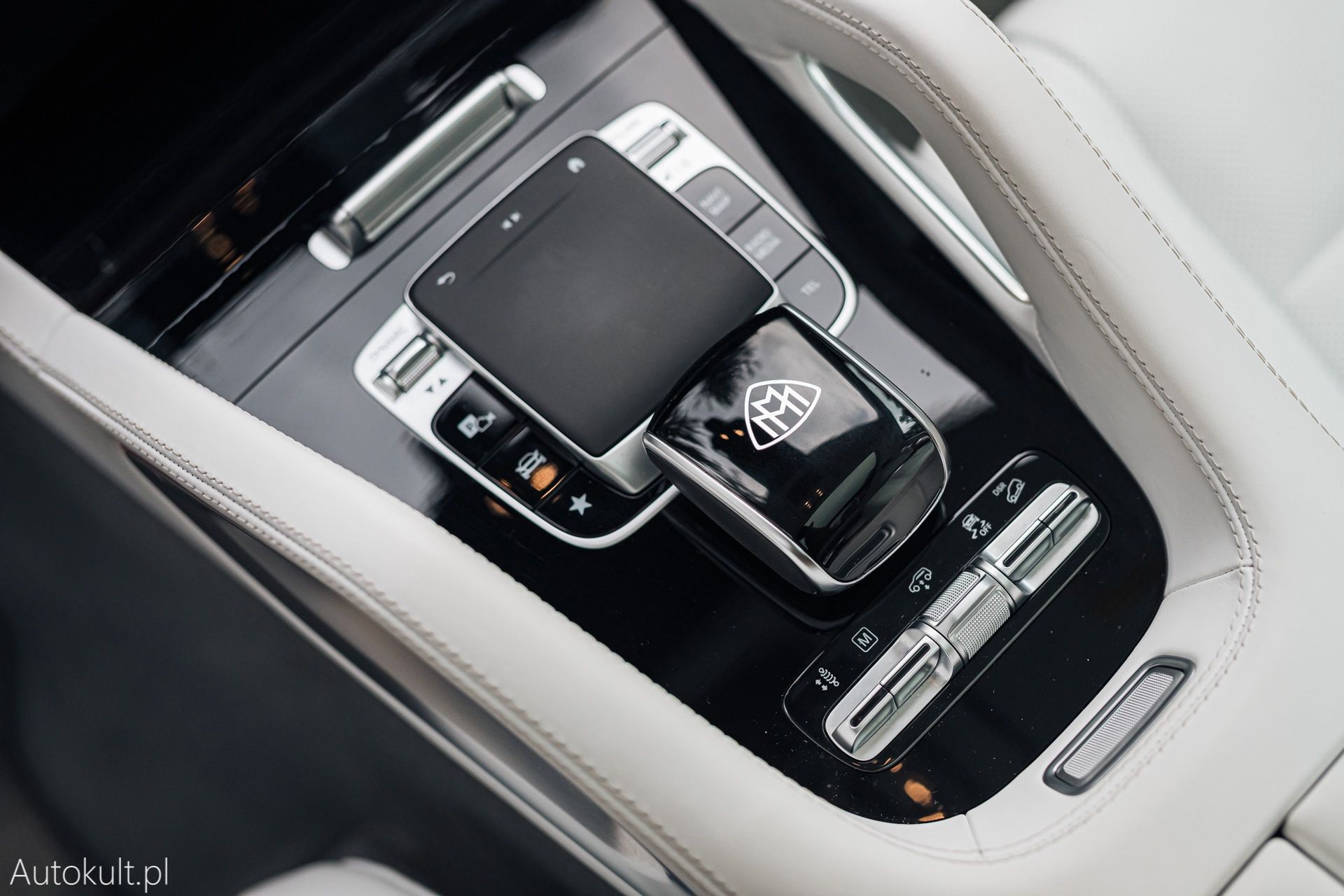 Range Rover (2022) vs Bentley Bentayga S (2022) vs Mercedes-Maybach GLS 600 (2022)