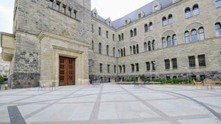 Otwarty Dziedziniec jak patelnia? „Nie działa fontanna i zraszacz za milion złotych”