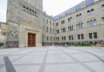 Otwarty Dziedziniec jak patelnia? „Nie działa fontanna i zraszacz za milion złotych”