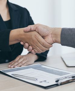 Nowe przepisy i dofinansowanie dla pracodawców. Skorzystają na tym osoby 50+