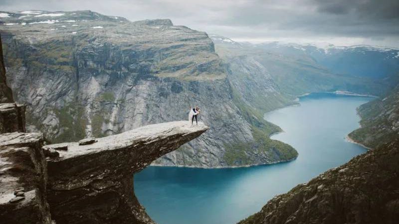 14 godzin pieszej wędrówki zaowocowało pięknymi zdjęciami ślubnymi w norweskich górach 1