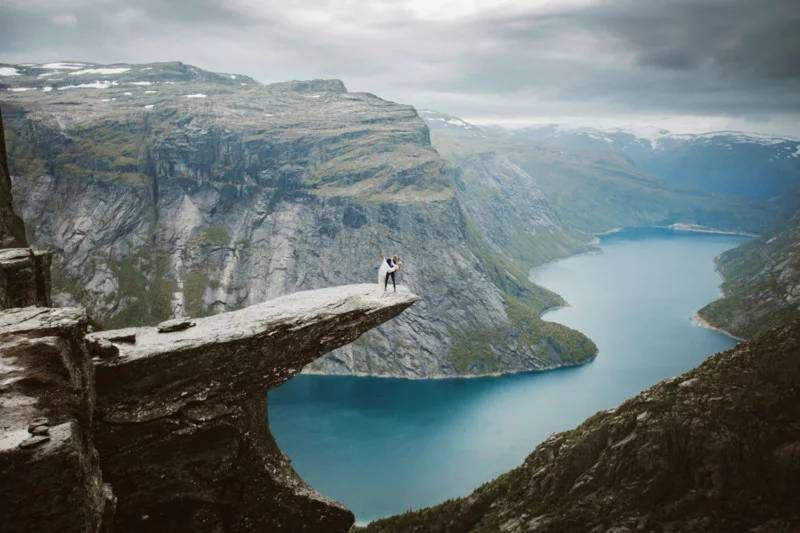 14 godzin pieszej wędrówki zaowocowało pięknymi zdjęciami ślubnymi w norweskich górach