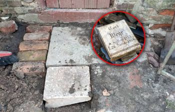 Na podwórku odnaleziono 150-letni nagrobek dziecka. Ma godne miejsce