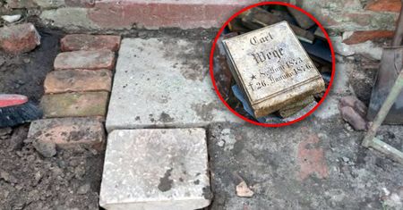 Na podwórku odnaleziono 150-letni nagrobek dziecka. Ma godne miejsce