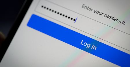 Google Sklep Play: usunięto 25 aplikacji, które wykradały loginy i hasła