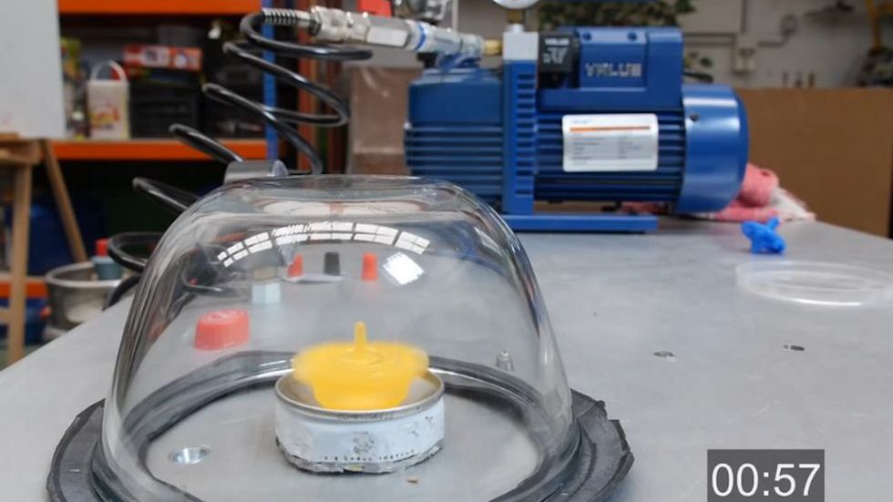 Tak działa opór powietrza! Jak długo będzie wirował bączek w próżni? 1