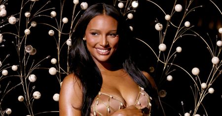 Jasmine Tookes pokazała CIĄŻOWE KRĄGŁOŚCI na pokazie Victoria's Secret. Jej teść pracuje dla GIGANTA