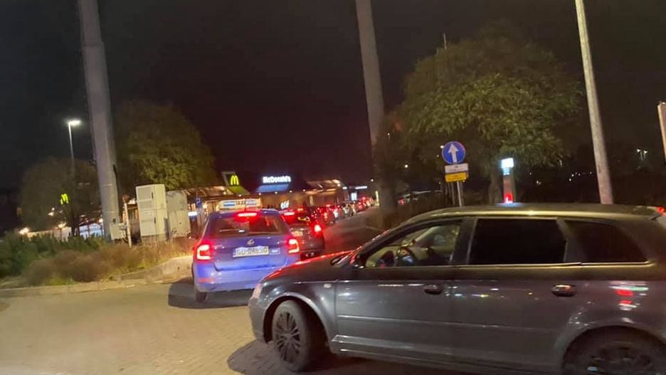 Kolejka do McDonald's po Drwala. (WP)