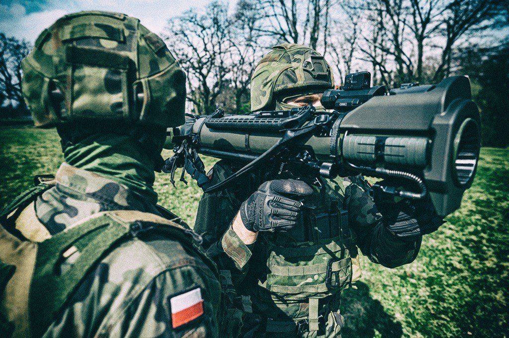 Żołnierze z granatnikiem Carl-Gustaf M4 produkcji firmy Saab Dynamics