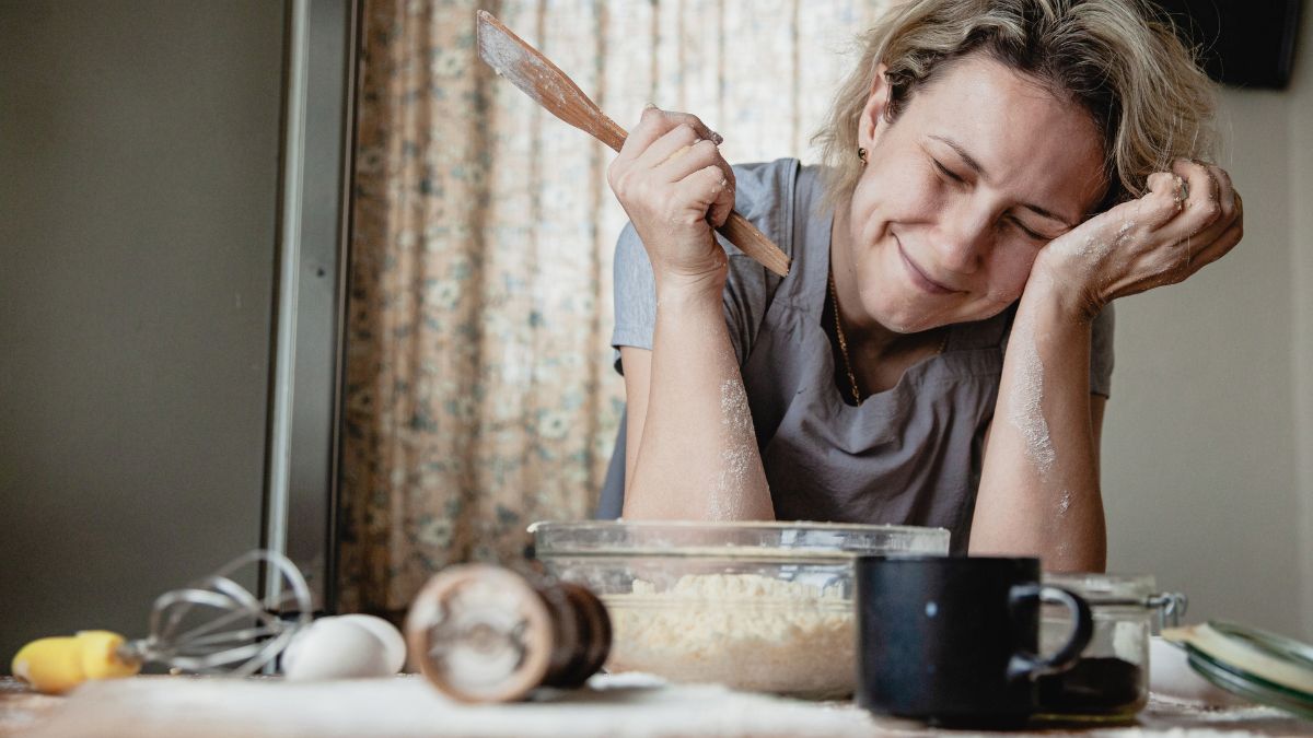 Kobieta załamana przygotowaniami do wigilii.