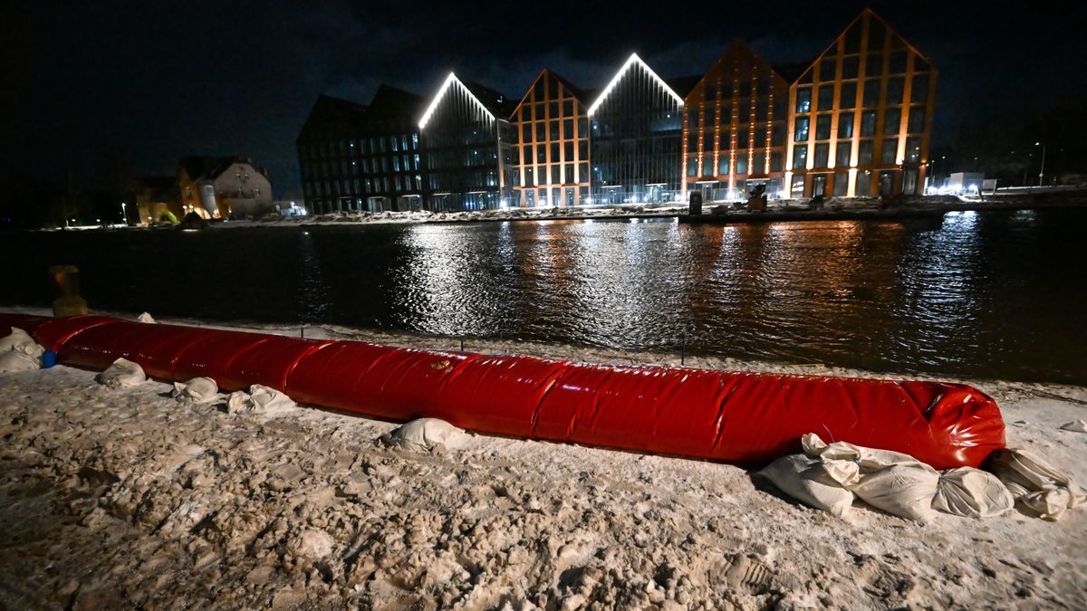 Elbląg, 30.12.2025. Blokady przeciwpowodziowe przy rzece Elbląg, 30 bm. W Elblągu od rana obowiązuje alarm przeciwpowodziowy. Północny wiatr powoduje cofkę, która do rzeki Elbląg wpycha wodę z Zalewu Wiślanego. Trwa ostry atak zimy w woj. warmińsko-mazurskim. (sko) PAP/Andrzej Jackowski ***Do tego materiału zdjęciowego dostępna jest również depesza w systemie CSI, pt.: Elbląg/ Zamknięta kolejna ulica, ustawiane są na niej blokady przeciwpowodziowe***