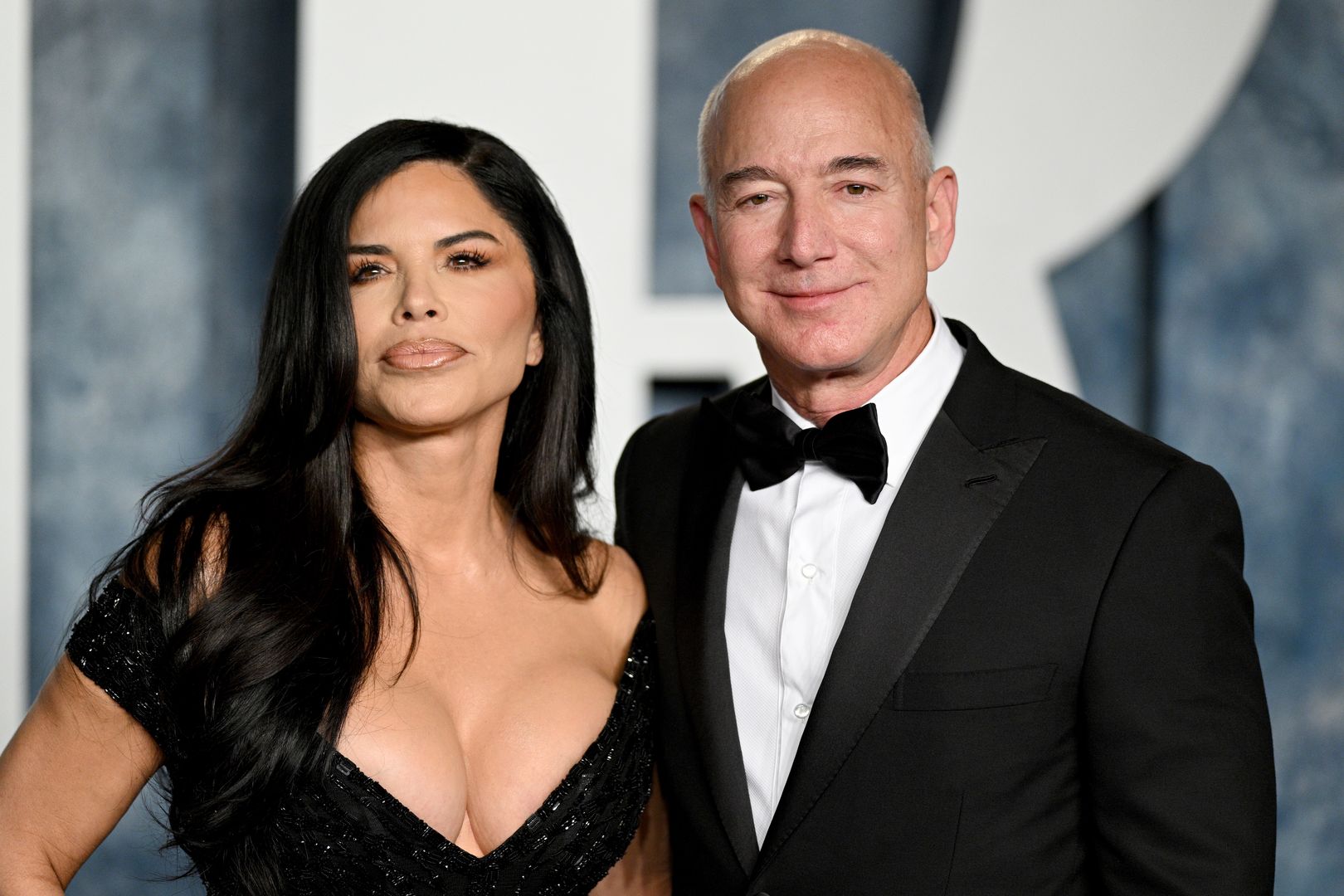 BEVERLY HILLS, CALIFORNIA - MARCH 12: Lauren Sánchez (L) and Jeff Bezos attend the 2023 Vanity Fair Oscar Party Hosted By Radhika Jones at Wallis Annenberg Center for the Performing Arts on March 12, 2023 in Beverly Hills, California. (Photo by Lionel Hahn/Getty Images)