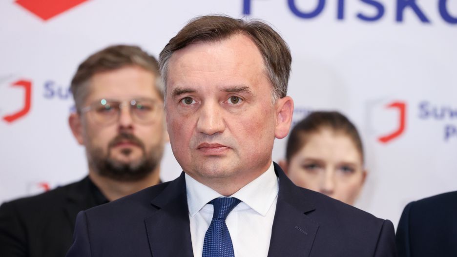 Łódź, 29.09.2023. Minister sprawiedliwości, Prokurator Generalny Zbigniew Ziobro (C) podczas konferencji prasowej w Łodzi, 29 bm. (sko) PAP/Marian Zubrzycki