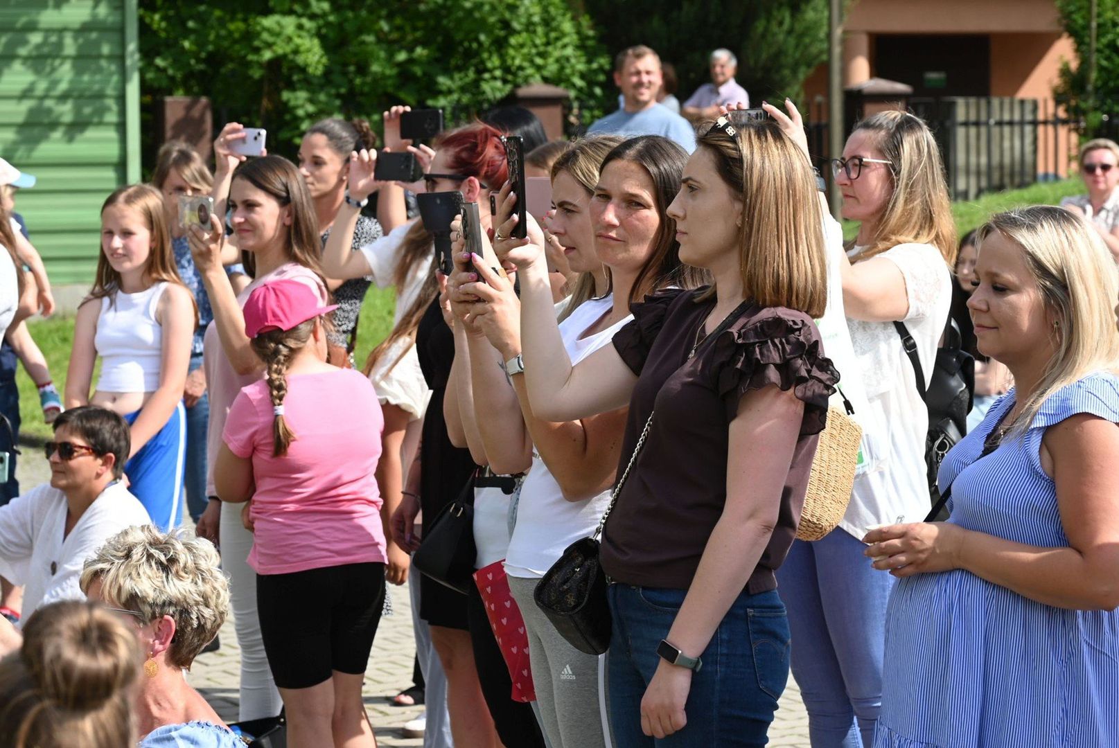 Zabawa przed Centrum Kultury w Jędrzejowie. Wielki Festyn na Dzień Dziecka i Żarciowozy przyciągnęły tłumy