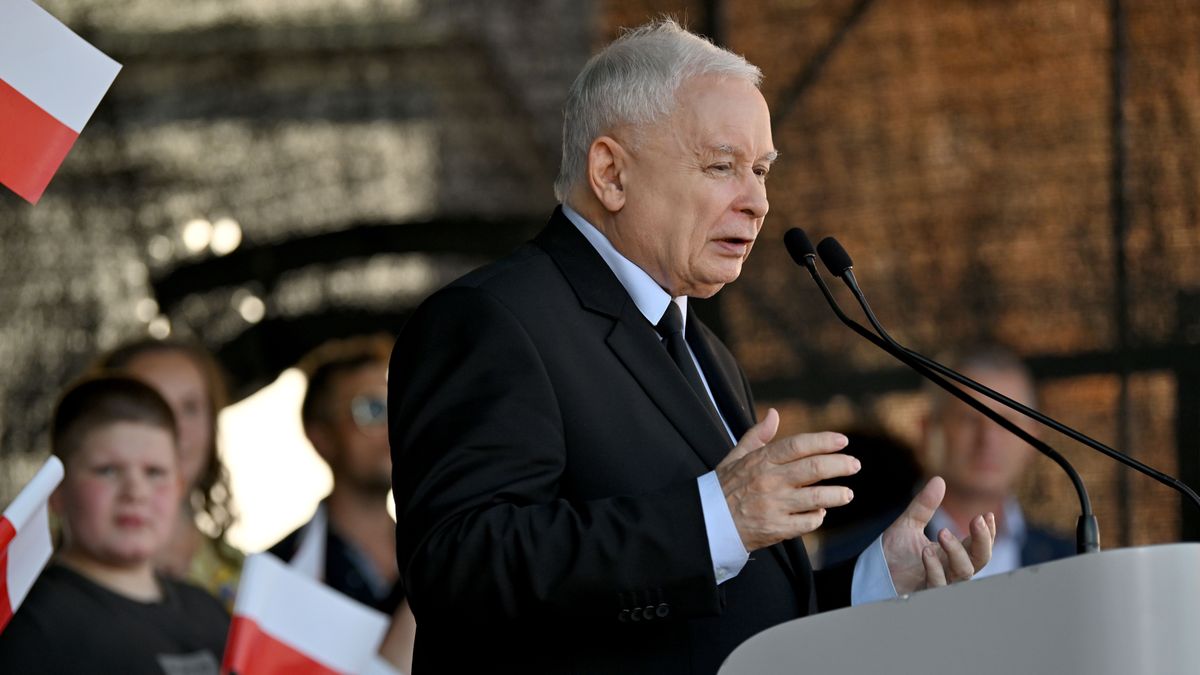 Zawichost, 13.08.2023. Wicepremier, prezes PiS Jarosław Kaczyński podczas pikniku wojskowego w Zawichoście, 13 bm. Trwają obchody Święta Wojska Polskiego, które w tym roku odbywają się pod hasłem "Silna Biało-Czerwona". (jm) PAP/Piotr Polak