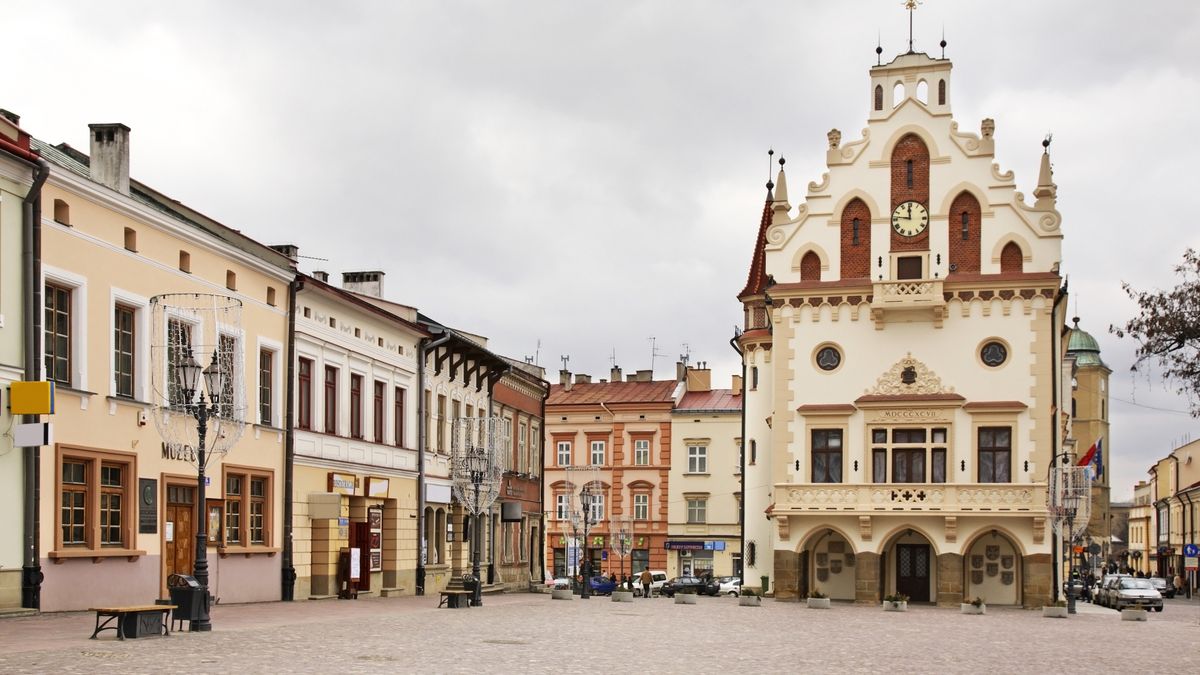 rzeszow, market, square, city, town, hall, house, townhouse, building, facade, architecture, old, historic, home, shop, landmark, showplace, clock, polska, polish, poland, rzeszów
