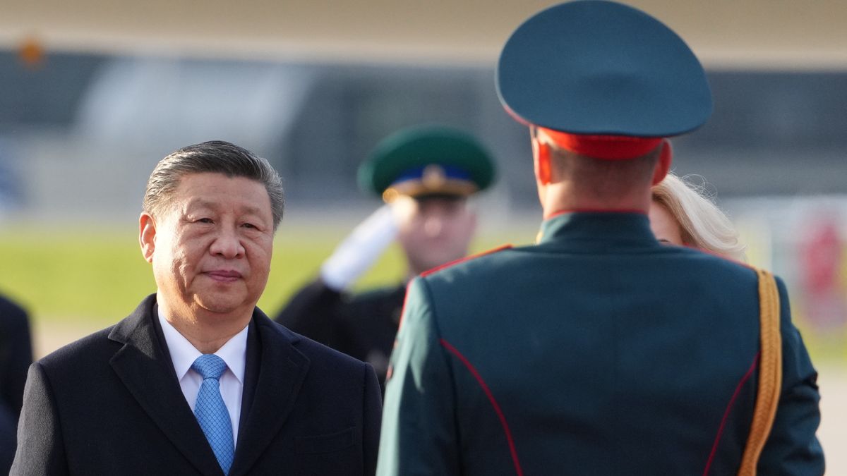 MOSCOW, RUSSIA - MAY 07: (----EDITORIAL USE ONLY - MANDATORY CREDIT - 'ALEXANDER VILF / HOST PHOTO-RIA NOVOSTI / POOL' - NO MARKETING NO ADVERTISING CAMPAIGNS - DISTRIBUTED AS A SERVICE TO CLIENTS----) President of the People's Republic of China Xi Jinping arrives for an official visit to attend the celebrations to mark the 80th anniversary of Russia's Victory in the Great Patriotic War of 1941-1945, in Moscow, Russia on May 7, 2025. (Photo by Alexander Vilf/Anadolu via Getty Images)