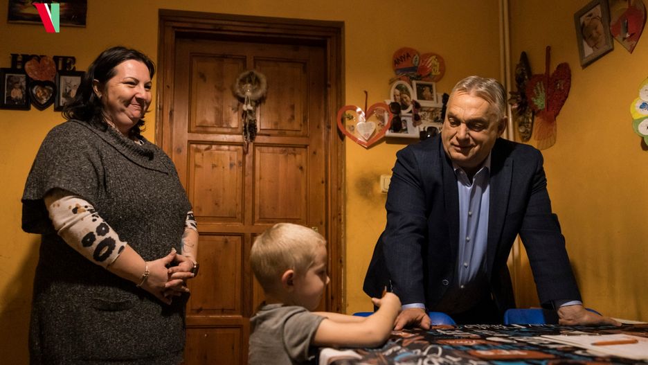 Orban u jednej z rodzin w trakcie kampanii wyborczej