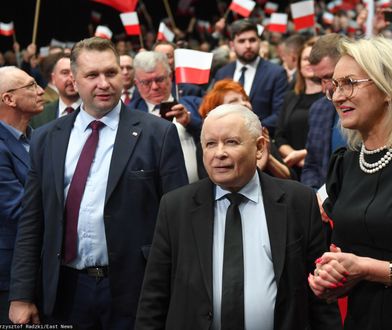 Działacze boją się partyjnego radykalizmu i chowają szyldy. PiS dziś "mówi Czarnkiem"