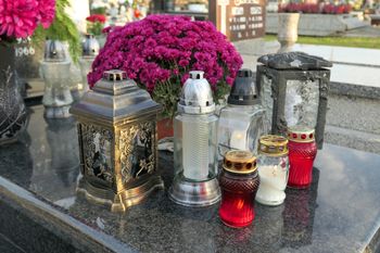 Wystarczy kilka kropel. Nagrobek będzie lśnił jak nowy